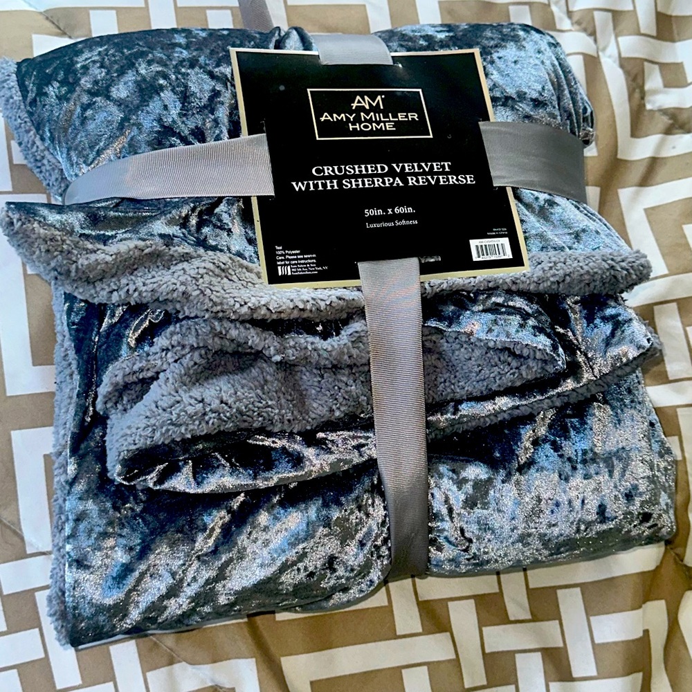 Crushed Velvet With Sherpa Reverse Throw